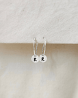 Oorbellen zilver met letter | 15 mm fine hoops | .925 STERLING ZILVER - Kleine Zus
