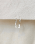 Oorbellen zilver met letter | Cut out | 15 mm fine hoops | .925 STERLING ZILVER - Kleine Zus