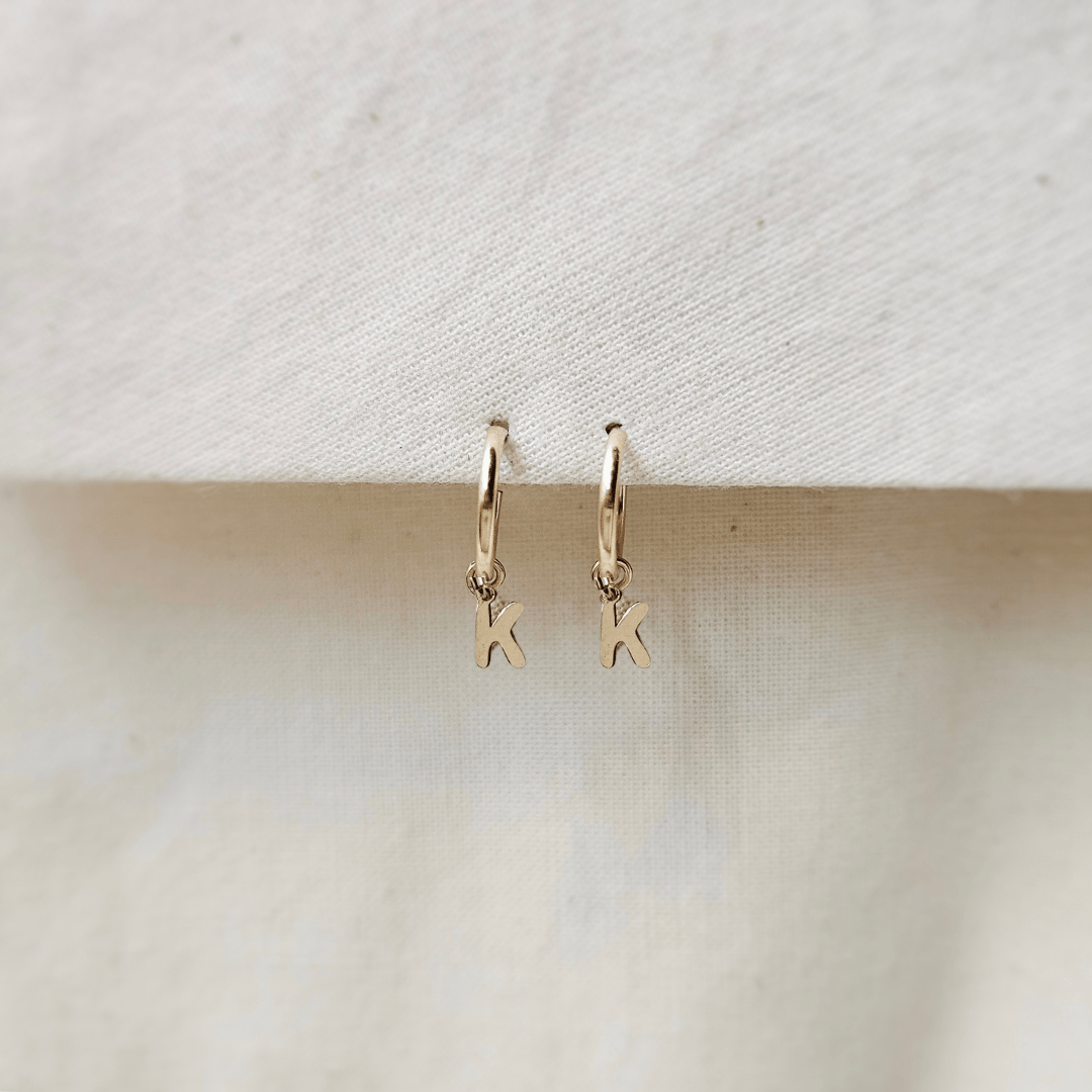 Oorbellen goud met letter | Cut out | 12 mm endless hoops | GOUD - GOLD FILLED - Kleine Zus
