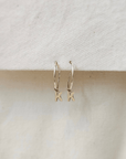Oorbellen goud met letter | Cut out | 15 mm fine hoops | GOUD - GOLD FILLED - Kleine Zus