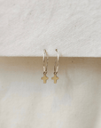Oorbellen goud kruisje | 15 mm fine hoops | GOUD - GOLD FILLED - Kleine Zus