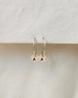 Oorbellen goud met letter | 15 mm fine hoops | GOUD - GOLD FILLED - Kleine Zus