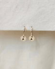 Oorbellen goud met letter | 12 mm endless hoops | GOUD - GOLD FILLED - Kleine Zus