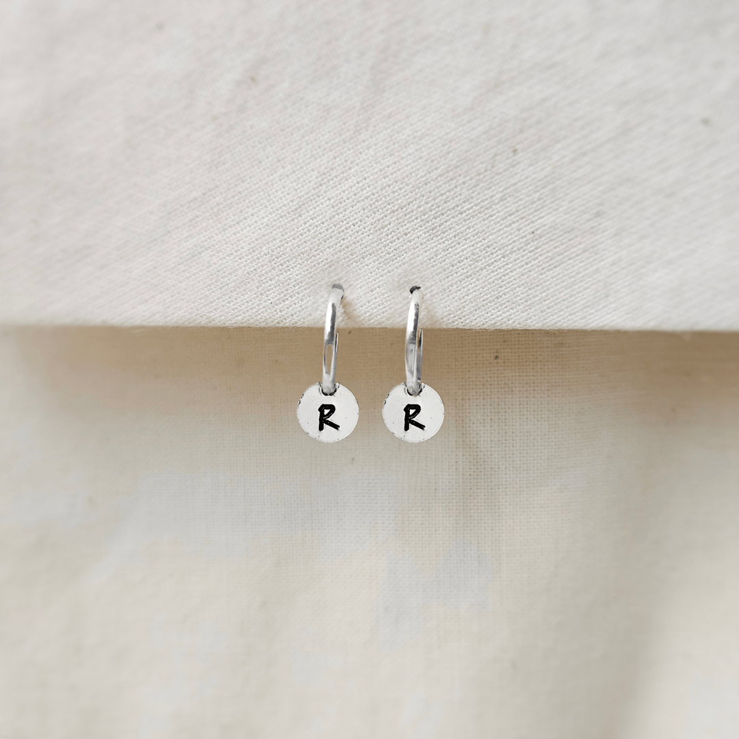 CELESTIA Oorstekers met letters voor dames, kleine