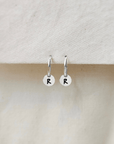 Oorbellen zilver met letter | 12 mm endless hoops | ZILVER | .925 STERLING ZILVER (door & door) - Kleine Zus