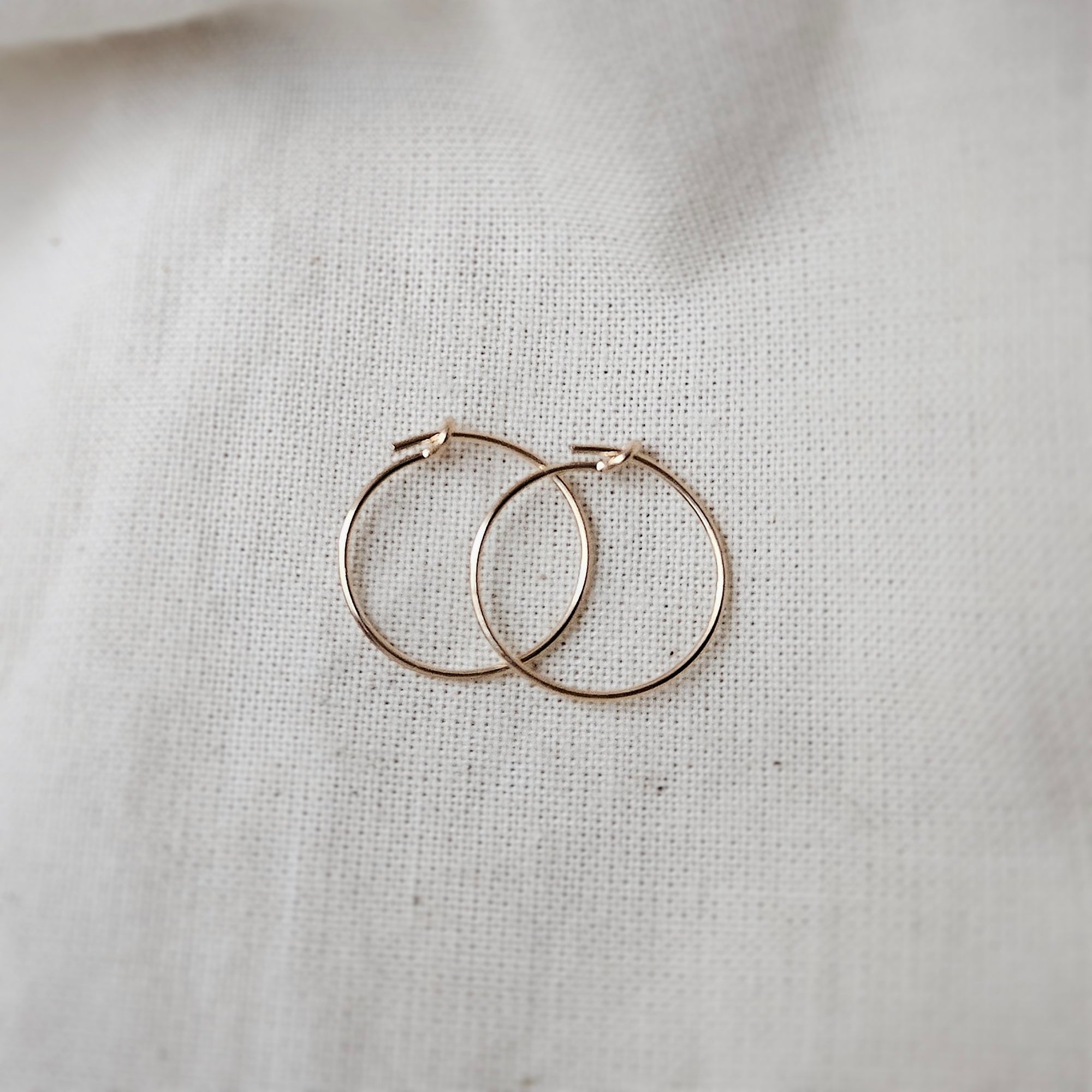 Oorbellen goud | 15 mm fine hoops | GOUD - GOLD FILLED - Kleine Zus