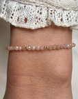 Handgemaakte gouden armband Annemae voor dames met 2mm gouden kraaltjes geombineerd met zonnesteen