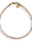 Handgemaakte gouden armband Annemae voor dames met 2mm gouden kraaltjes geombineerd met zonnesteen