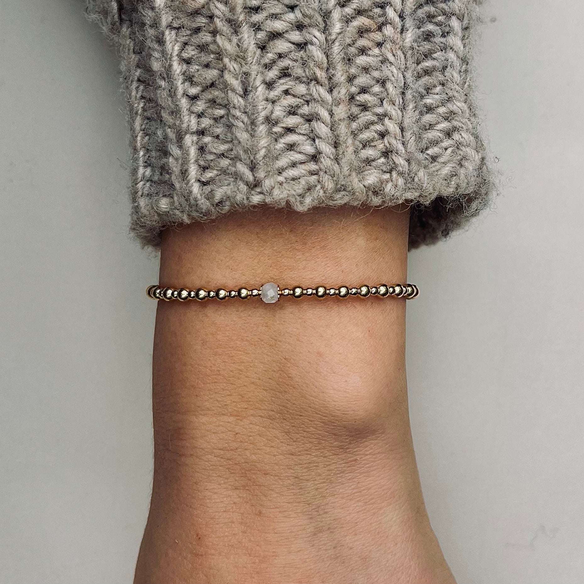 Gouden dames armband met 2 en 3 mm gouden kraaltjes met in het midden een geboortesteen