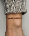Gouden dames armband met 2 en 3 mm gouden kraaltjes met in het midden een geboortesteen