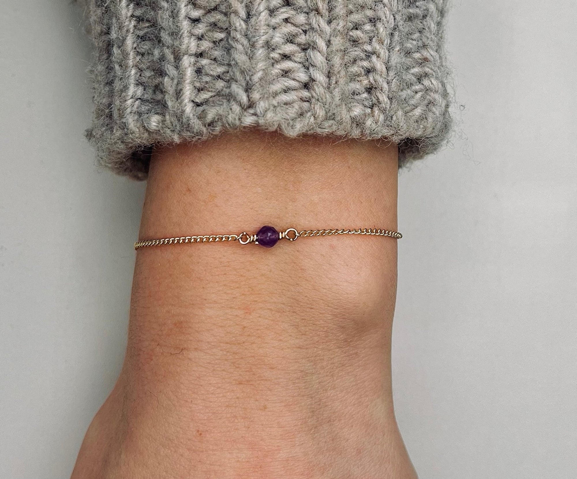 Gouden damesarmband met in het midden een geboortesteen