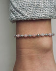Zilveren dames armband Evelien
4 en 2 mm kraaltjes gecombineerd met roze opaal