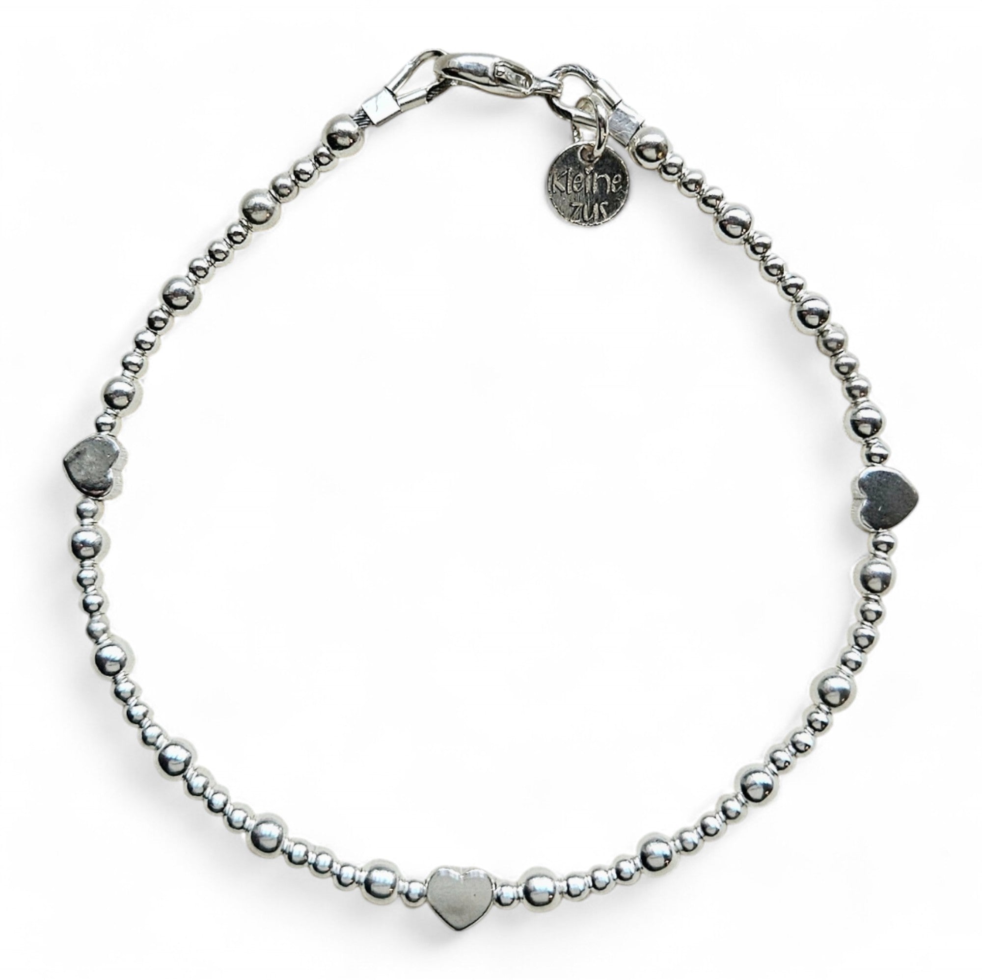 Zilveren dames armband Fiona
3 en 2 mm zilveren kraaltjes gecombineerd met zilveren hartjes