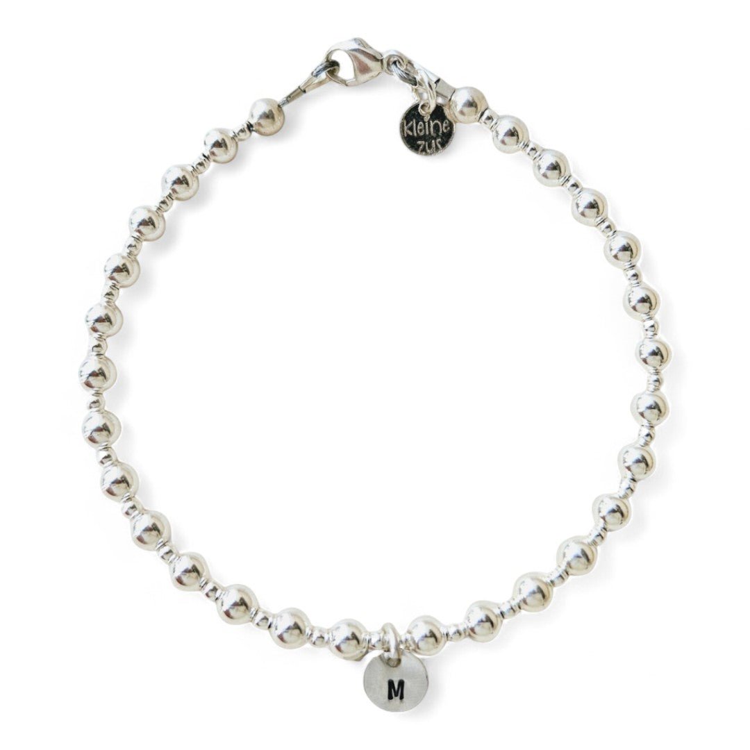 Zilveren dames armband Dots met 4 en 2mm kraaltjes gecombineerd, in het midden hangt een zilveren initiaalbedeltje van 6mm