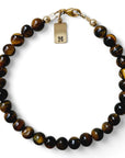 Armband heren goud Ian met 6mm natuursteenkralen Tijgeroog, aan de sluiting hangt een gouden initiaalbedel