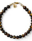 Armband heren goud Ian met 6mm natuursteenkralen Tijgeroog, aan de sluiting hangt een gouden initiaalbedel