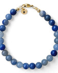 Armband heren goud Jack met 6mm natuursteenkralen blauwe Aventurijn, aan de sluiting hangt een gouden initiaalbedel