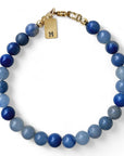Armband heren goud Jack met 6mm natuursteenkralen blauwe Aventurijn, aan de sluiting hangt een gouden initiaalbedel