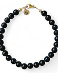 Gouden herenarmband Joeri met 6mm natuursteenkralen Obsidiaan, aan de slutiing hangt een gouden intiaalbedel