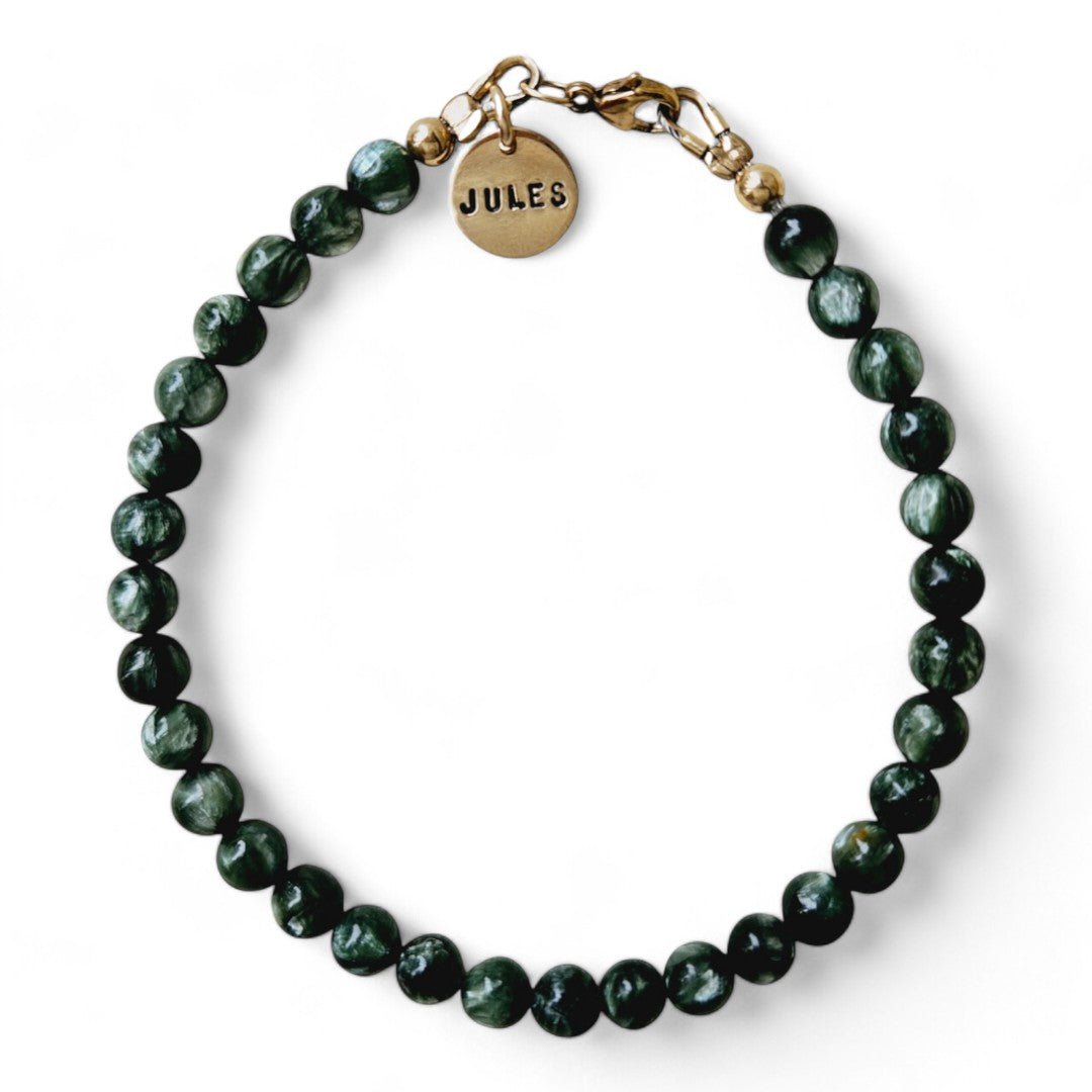 Gouden herenarmband Hugo met 6mm natuursteenkralen Serafiniet, aan de sluiting hangt een gouden naambedel