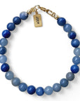 Gouden herenarmband Jack met 6mm natuursteenkralen blauwe Aventurijn, aan de sluiting hangt een gouden naambedel