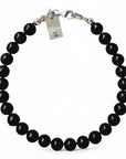 Zilveren herenarmband Joeri met 6mm natuursteenkralen Obsidiaan, aan de slutiing hangt een zilveren initiaalbedel