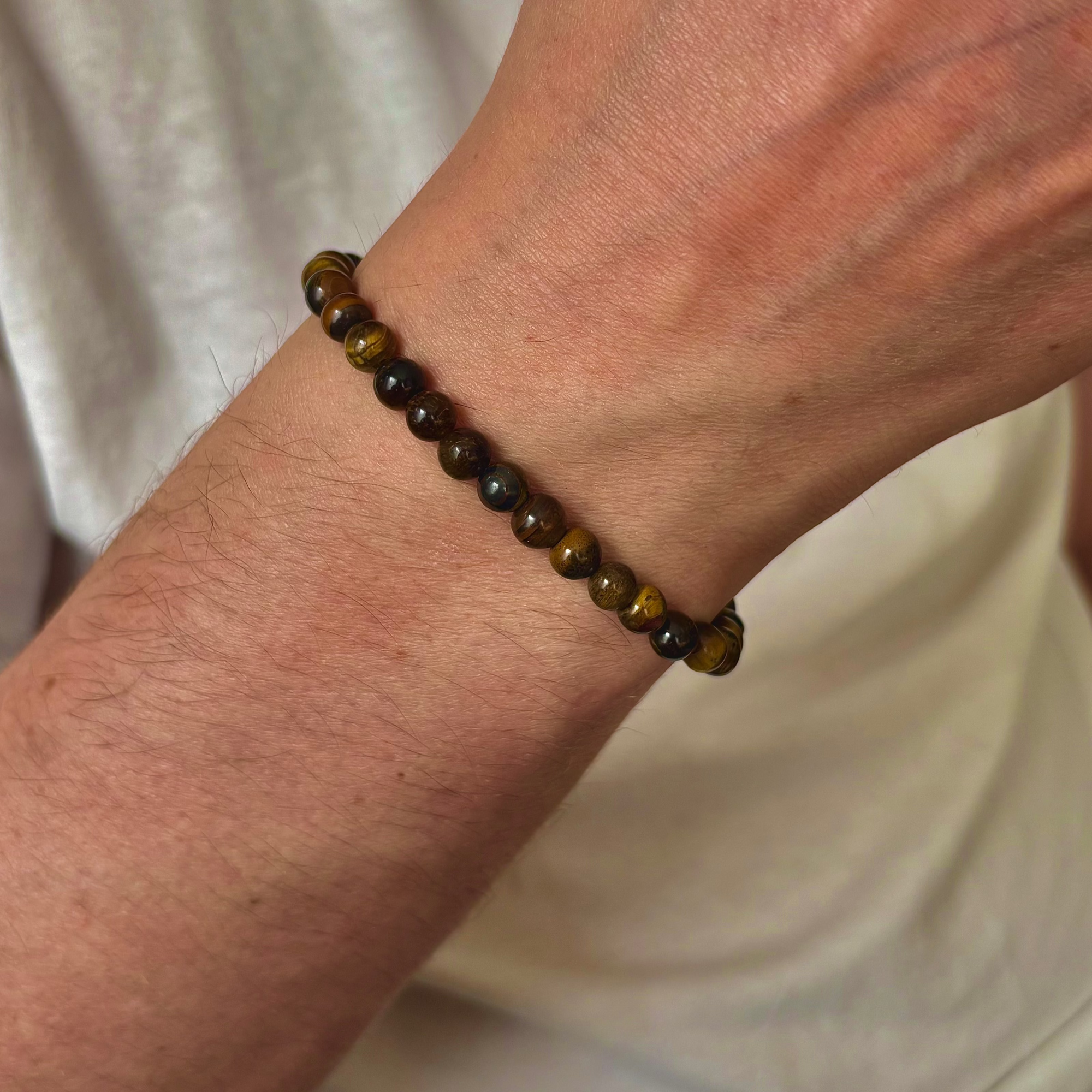 Zilveren herenarmband Ian met 6mm natuursteenkralen Tijgeroog, aan de sluiting hangt een zilveren naambedel