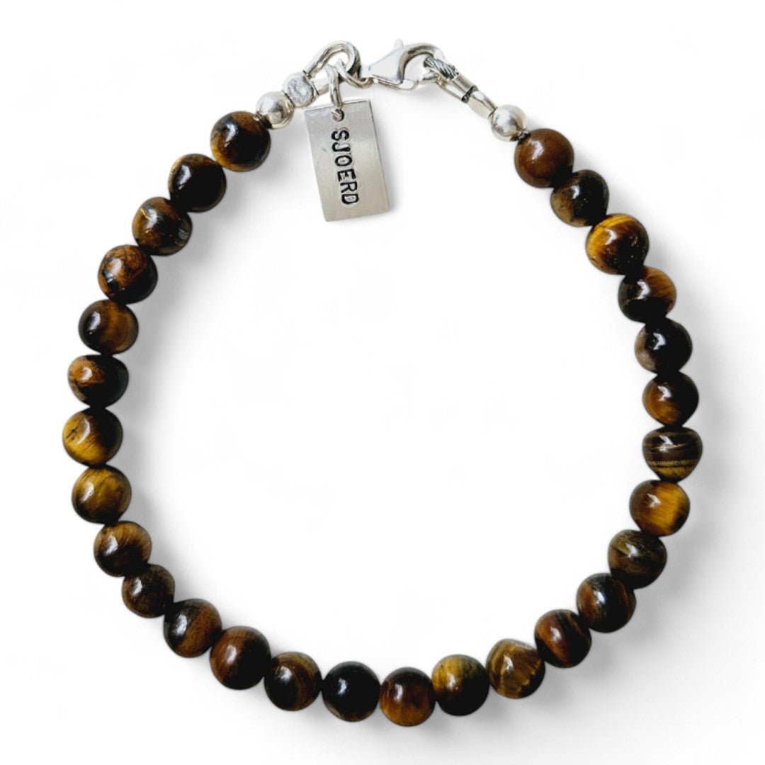 Zilveren herenarmband Ian met 6mm natuursteenkralen Tijgeroog, aan de sluiting hangt een zilveren naambedel