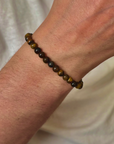 Zilveren herenarmband Ian met 6mm natuursteenkralen Tijgeroog, aan de sluiting hangt een zilveren naambedel