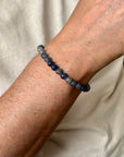Zilveren herenarmband met 6mm natuursteenkralen blauwe Aventurijn, aan de sluiting hangt een zilveren naambedel van 10mm