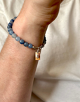 Armband heren zilver Jack met 6mm natuursteenkralen blauwe Aventurijn, aan de sluiting hangt een zilveren naambedel
