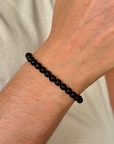 Zilveren herenarmband Joeri met 6mm natuursteenkralen Obsidiaan, aan de sluiting hangt een zilveren naambedel