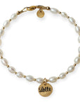 Armband met naam dames goud Luna.
Parels gecombineerd met 2mm gouden kralen. Aan de armband hangt een gouden 10mm naambedel