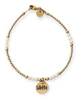 Armband met naam dames goud Nova
2mm gouden kalen gecombineerd met parel. In het midden van de armband hangt een gouden naambedel van 10mm