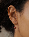 Gouden fine hoops gouden oorbellen met vintage bloedkoraaltjes