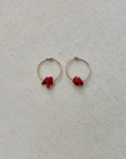 Gouden fine hoops gouden oorbellen met vintage bloedkoraaltjes