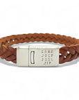 Herenarmband met naam Matthijs is gemaakt van 10mm gevlochten, Europees rundleer in een cognacbruine kleur. Met een sluiting van RVS waarin je een naam of datum kunt laten stempelen.