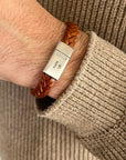 herenarmband met naam Matthijs Leer is gemaakt van 10 mm gevlochten, Europees rundleer in een cognacbruine kleur. Met een sluiting van RVS waarin je een naam of datum kunt laten stempelen.