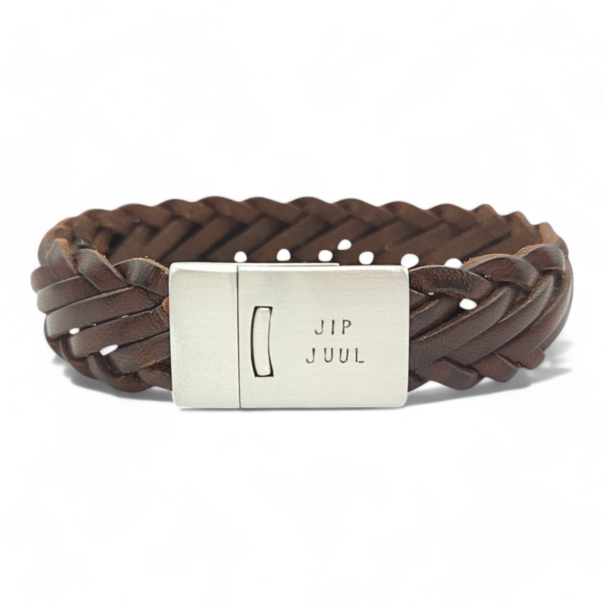 Herenarmband met naam Jur is gemaakt van 15 mm gevlochten, Europees rundleer in een donkerbruine kleur. Met een sluiting van RVS waarin je een naam of datum kunt laten stempelen.