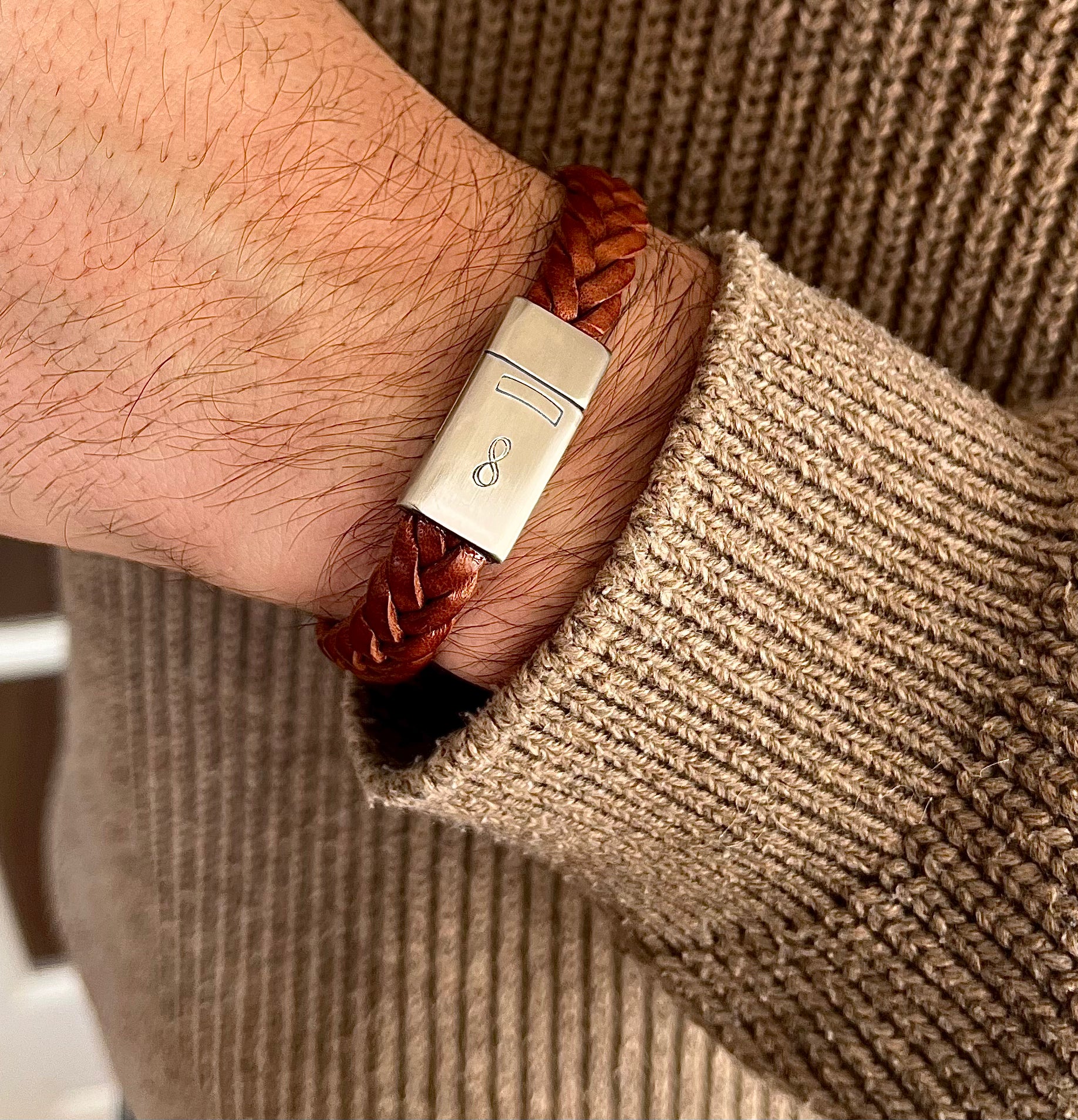 herenarmband met naam Matthijs is gemaakt van 10 mm gevlochten, Europees rundleer in een cognacbruine kleur. Met een sluiting van RVS waarin je een naam of datum kunt laten stempelen.