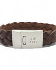 Herenarmband met naam Ollie is gemaakt van 15 mm gevlochten, Europees rundleer in een donkerbruine kleur. Met een sluiting van RVS waarin je een naam of datum kunt laten stempelen.