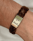 Herenarmband met naam Ollie is gemaakt van 15 mm gevlochten, Europees rundleer in een donkerbruine kleur. Met een sluiting van RVS waarin je een naam of datum kunt laten stempelen.