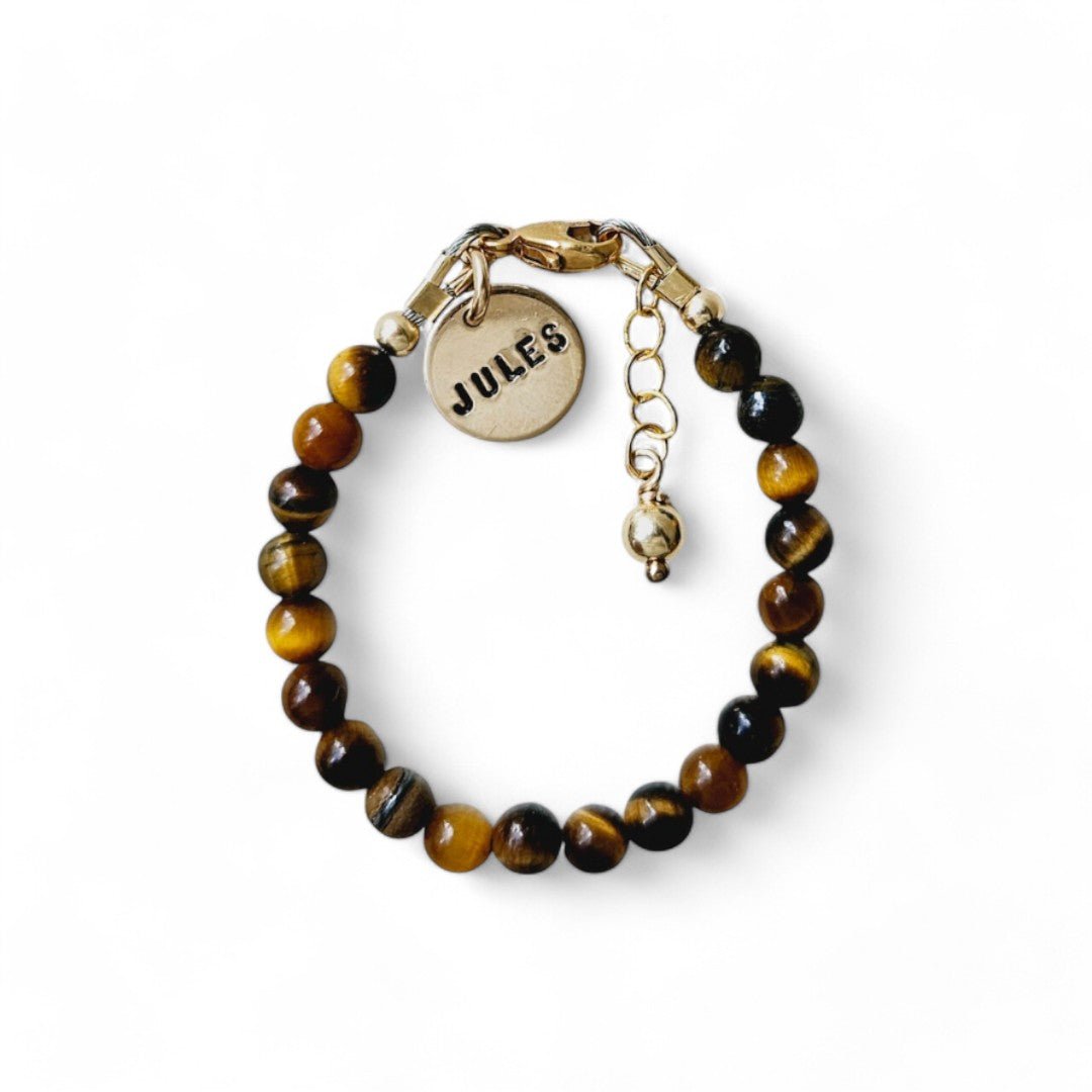Gouden jongens armbandje Faas met 4mm natuursteenkralen tijgeroog, aan de sluiting hangt een gouden naambedel vam 10mm