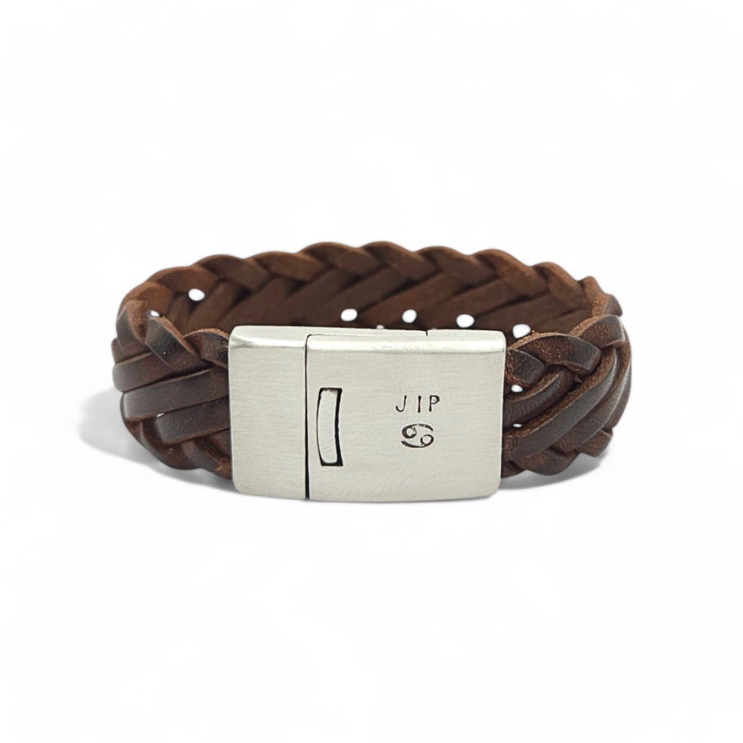 Leren jongens armbandje Jur is gemaakt van 15 mm gevlochten, Europees rundleer in een donkerbruine kleur. Met een sluiting van RVS waarin je een naam of datum kunt laten stempelen.