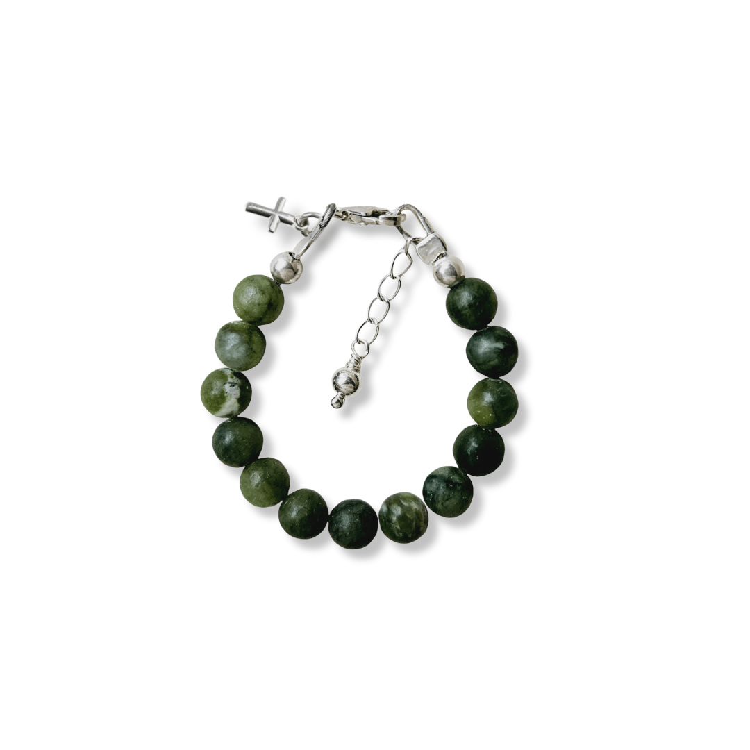 Zilveren jongens armbandje Midas met 6mm natuursteenkralen taiwan Jade, aan de sluiting hangt een zilveren kruisje