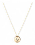 Gouden dames ketting met gouden hanger van 15mm, op de hanger zijn babyvoetjes en een geboortejaar gestempeld
