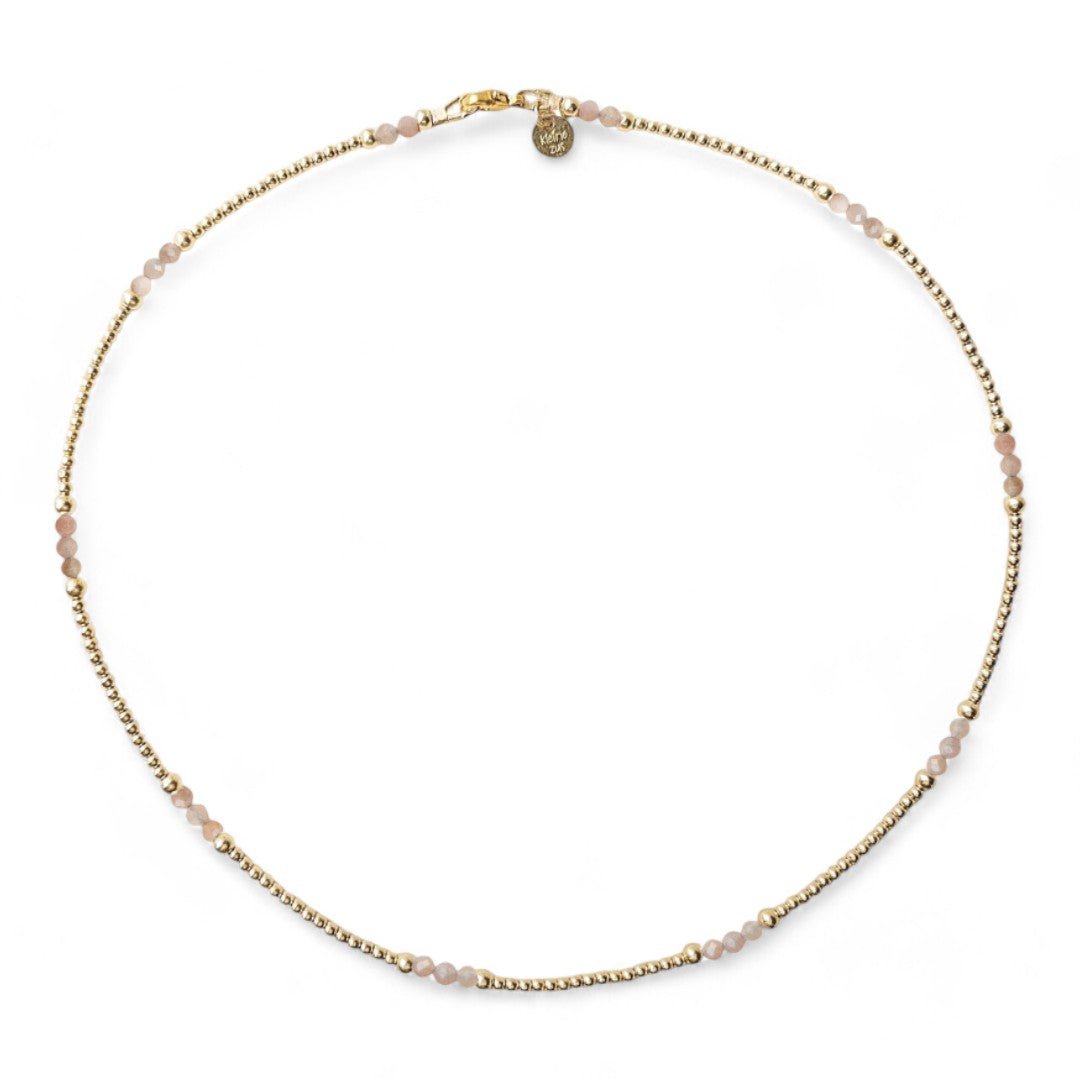 Gouden dames ketting met 3 en 2mm gouden kralen gecombineerd met zonnesteen