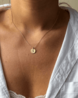 Gouden dames ketting met geboortebloem, aan de ketting hangt een gouden bedel van 10mm