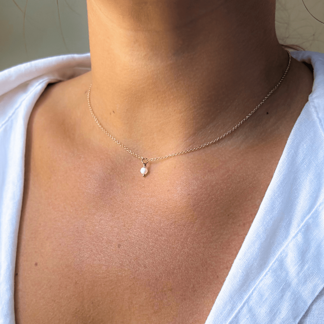 Gouden dames ketting, aan de ketting hangt een gouden geboortesteen van 4mm