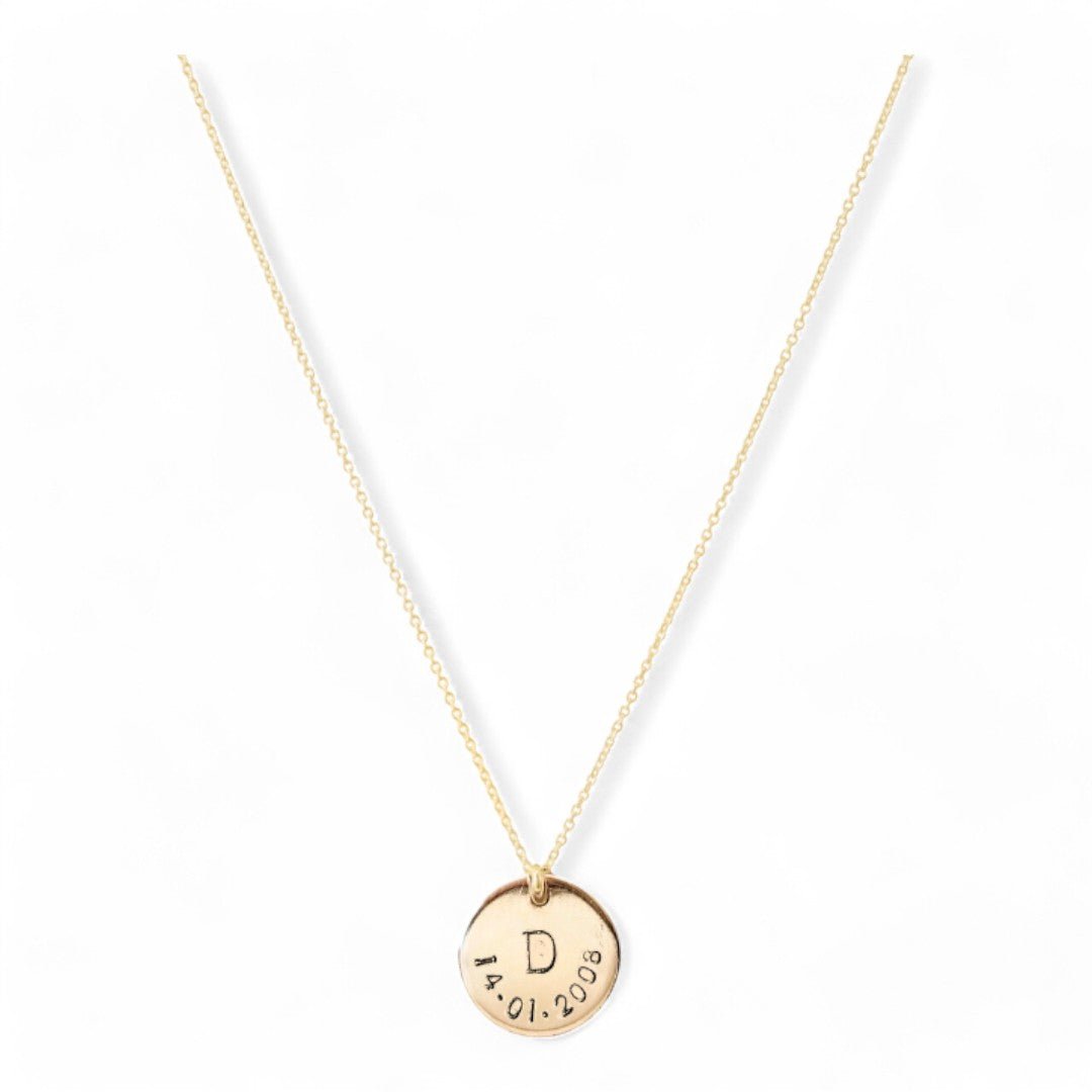 Gouden dames ketting met letter en datum, aan de ketting hangt een gouden naambedel van 15mm